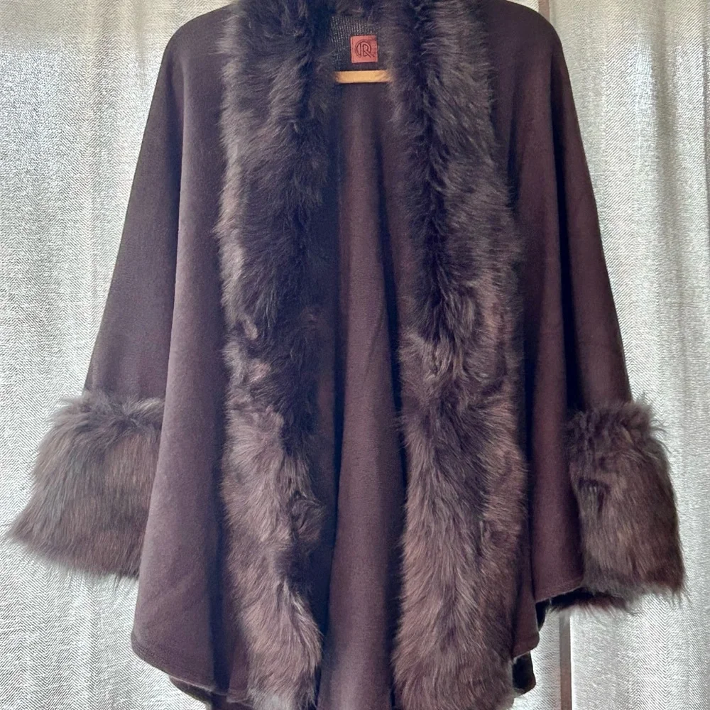 Chic Faux Fur-Trimmed Women's Poncho - Picture 1 of 4